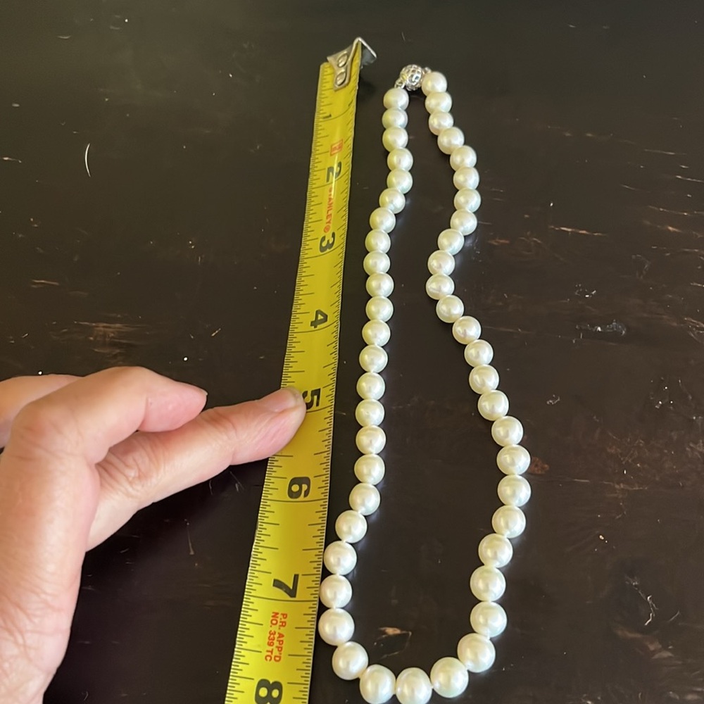 Gorgeous pearl necklace w satin pouch - Picture 3 of 3
